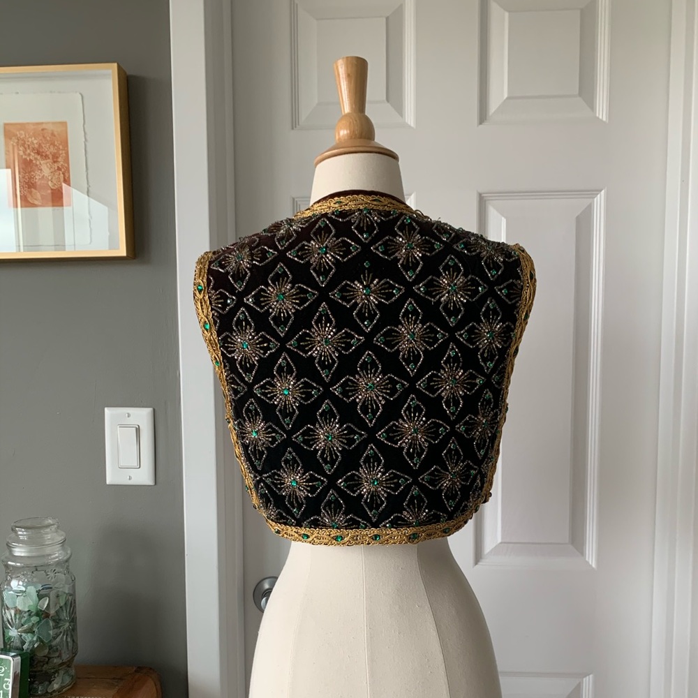Vintage 60s green velvet & crystal crop vest - Picture 4 of 9